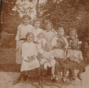 Gruppenbild im Garten, entstanden etwa 1914. Von links nach rechts, vorne: Hinzula Blum, Lisbeth Eckart, Werner Eckart, Ruth Eckart, Gertraud Eckart, Hedwig Reuter, Ilse Eckart, Fritz Reuter, Oskar Blum.
