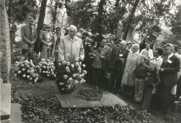 FA-FA125-241 - 3. Familientag 1977 Werner Eckart steht an Kranz am Familiengrab.jpg