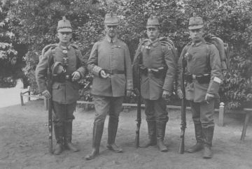 1917 FA73 116 Gruppenbild Soldaten mit Otto Eckart.jpg