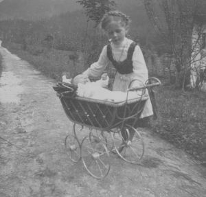 Hinzula Blum und ihr Babybruder Otto, geboren 1910. Otto wurde nur drei Jahre alt.