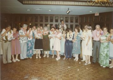 FA-FA124-38 - Familientag 1982 (Hawaii) Familie singt von Otto selbst gedichtetes L.jpg
