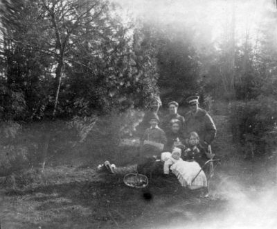 Easter 1918 in the garden of Klauseck. After the war, Otto leased the cottage to a soldier of his Sea Battalion and sold it in 1927.