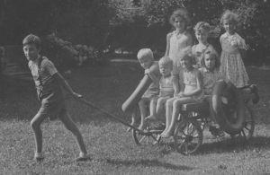 Kinderspiele in der Nachkriegszeit: Otto Eckart zieht seine Schwestern und andere Kinder 1947 auf dem Leiterwagen.