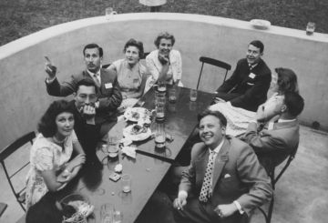 Und die nachfolgende, junge Generation. Feiernd am Tisch mit erhobener Hand: Otto Eckart.