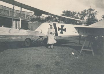 1916 F00231 DaVe26 Otto Eckart vor Flugzeug.jpg