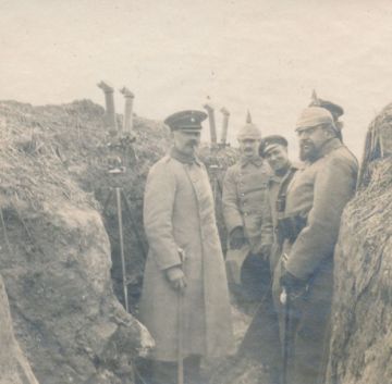 1917 ca FA76 056 Gruppenbild im Schuetzengraben.jpg