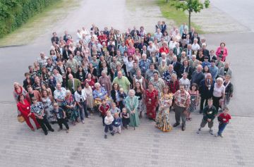 FA-F2432 - 4. Familientag 2004 Gruppenbild groß.jpg