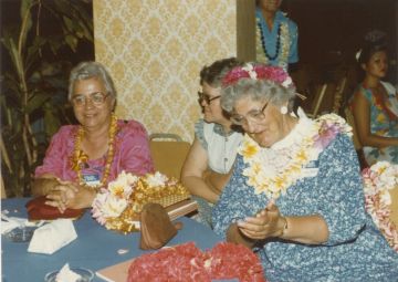 FA-FA124-79 - Familientag 1982 (Hawaii) Chuchu Hopkins, Tanya Martin und Inge Eckart.jpg