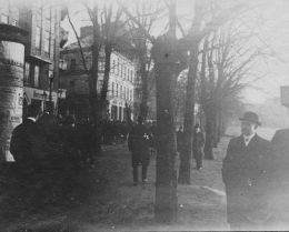 Straßenszene in Kiel im November 1918.