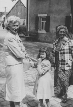 Yette Austen mit Deborah Giugni bei einem Spaziergang durch Emskirchen.