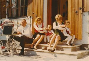 Kinderfütterung im Dirndl: Ostern 1968 mit Heinrich Killinger, Kuki Keller und Ute und Antje Eckart.
