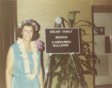 FA-FA124-32 - Familientag 1982 (Hawaii) Heidi Killinger neben dem Schild Eckart.jpg