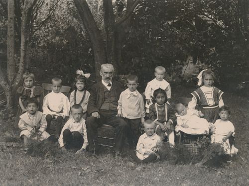 1910 F00344 DaVII8 Maximilian Eckart mit Enkelkindern.jpg