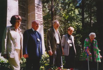 FA-F2423 - 4. Familientag 2004 Familie Werner Eckart am Grab.jpg