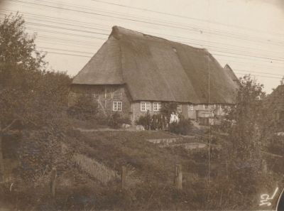 Supply of fresh food. Vegetables were grown in the cottage garden. Furthermore, chickens, a cow and several pigs provided the family with dairy produce, eggs and meat during the war years.