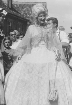 FA-F2355 - 2. Familientag 1967 Emskirchen Inge Eckart als Maria Theresia.jpg