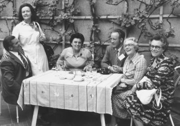 FA-F3414 - Gruppenbild an Tisch.jpg
