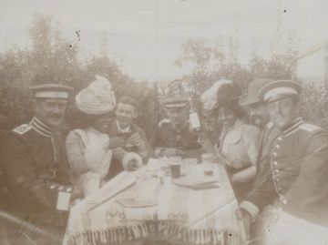 1901 ca F03000 Kiel Gruppenbild mit zwei Afrikanerinnen.jpg