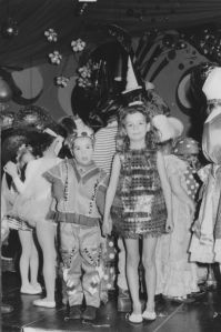 Fasching im Kaufmannskasino 1971, Angelika Killinger und Antje Eckart feiern mit in dem Verein, dem die Familie Eckart in München seit 1890 angehört.