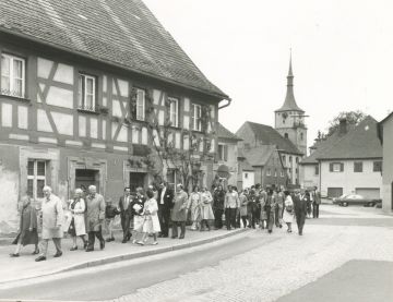 FA-FA125-228 - 3. Familientag 1977 Familiengruppe läuft durch Emskirchen.jpg