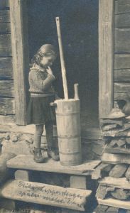 Erika Lepperdinger, die Tochter von Hinzula Lepperdinger geborene Blum, beim Naschen aus einem Butterfass in den 1930er Jahren.