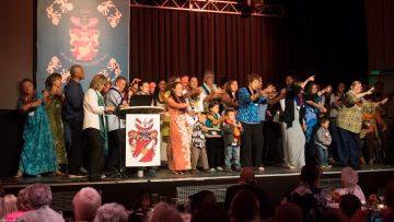 FA-FA118-024 - Familientag 2015 Gruppenbild auf Bühne.jpg