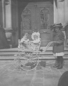 Hoch im Wagen thronen Ruth und Werner Eckart, aufgenommen wahrscheinlich in München 1910.