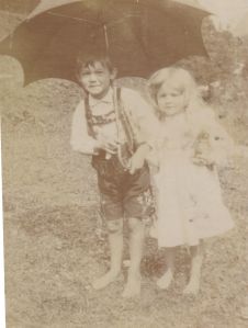 Oskar und Hinzula Blum im Jahr 1907. Familie Blum lebte in Hallthurm in der Nähe von Bad Reichenhall in einer Pension, in der sich im Sommer die Familien der Eckart Schwestern (Tilly, Kaethe, Elsa, Hedwig und Johanna) trafen.