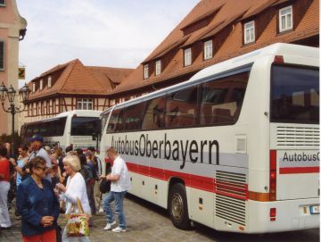 FA-FA86-562 - 4. Familientag 2004 Verwandte vor Bus.jpeg