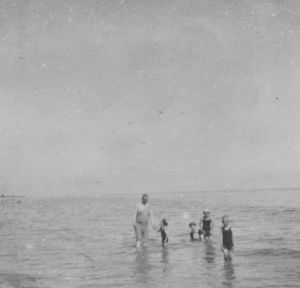 Familie Otto Eckart beim Baden am Schönberger Strand an der Ostsee 1916. Die Familie lebte damals in Kiel, weil der Vater dort bei der Marine war.