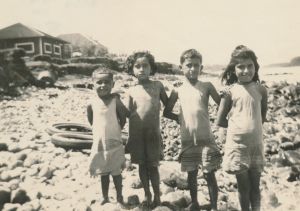 Enkelkinder von Maximilian Eckart 1923 in Hawaii am Strand: Harry, Olga, Curtis und Irene Sylva.