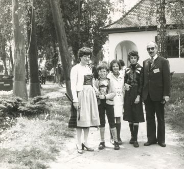 FA-FA125-048 - 3. Familientag 1977 Familie Otto Eckart mit Angelika Killinger.jpg