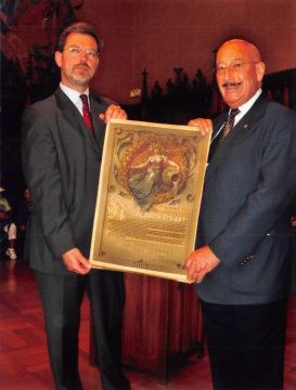 FA-FA86-110 - 4. Familientag 2004 Stadtbeamter überreicht Urkunde an Otto Eckart.jpg