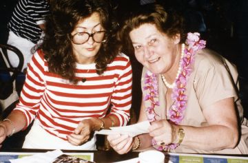FA-FA124-86 - Familientag 1982 (Hawaii) Gina und Anny.jpg