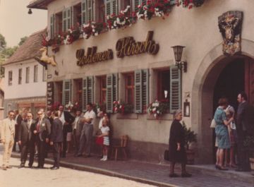 FA-FA19-060 - 2. Familientag 1967 Gäste vor dem Goldenen Hirsch.jpg