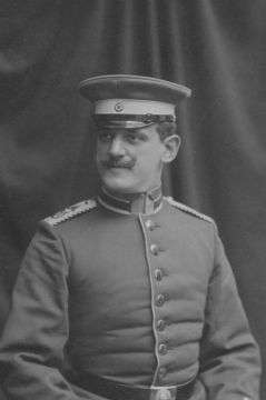 1901 ca F00225 DaVe19 Portraet Otto Eckart in Uniform.jpg