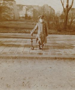 Werner Eckart 1914 mit fünf Jahren in Uniform. In diesem Jahr begann der Erste Weltkrieg.