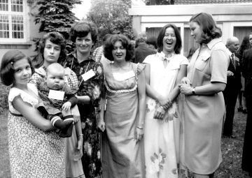 FA-FA105-30 - 3. Familientag 1977 Gruppenbild im Garten der Röntgenstraße.jpg