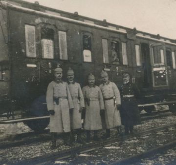 1916 ca F03058 Truppe vor Zug.jpg