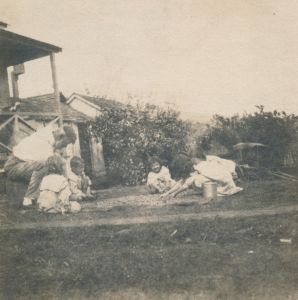 Der nach Hawaii ausgewanderte Maximilian Eckart 1906 mit seinen jüngsten Kindern, Yette, Marie, May und William. Maximilian war 64 Jahre alt, zwei Jahre später starb seine Frau Maria.