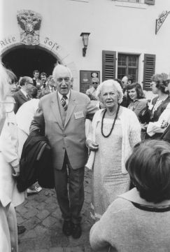 Emskirchen 1967 Werner Eckart und Henriette Austen vor dem Gasthof „Goldener Hirsch“ in Emskirchen.