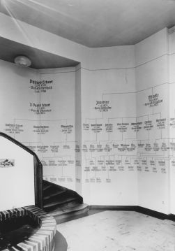 FA-FA6-004 - 1. Familientag 1957 Stammbaumwand 3.jpg