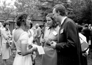 FA-FA105-33 - 3. Familientag 1977 Fritz und Tine Eckart mit Claudia Vogt.jpg