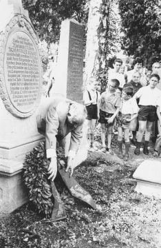 FA-F2369 - 2. Familientag 1967 Emskirchen WE legt Kranz nieder.jpg