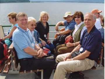 FA-FA86-581 - 4. Familientag 2004 Gruppenbild auf Schiff.jpeg