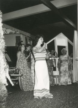 FA-FA125-178 - 3. Familientag 1977 Susan Mayrhofer tanzt auf Bühne.jpg