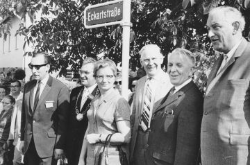 FA-F2399 - 2. Familientag 1967 Gruppenbild unter Straßenschild Eckartstraße.jpg