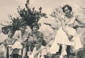 Ein Wanderausflug im Kleid machten in der Mitte der 1950er Jahre Gisela und Heidi Eckart.