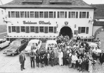 FA-F3187 - 3. Familientag 1977 Emskirchen Gruppenbild vor dem Goldenen Hirsch.jpg