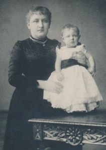 Die Aufnahme zeigt die einjährige Anita Hoppe mit ihrer Mutter Marianne im Jahr 1888.